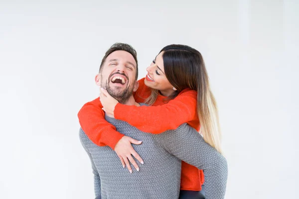 Belo jovem casal apaixonado, beijando e abraçando um ao outro . — Fotografia de Stock