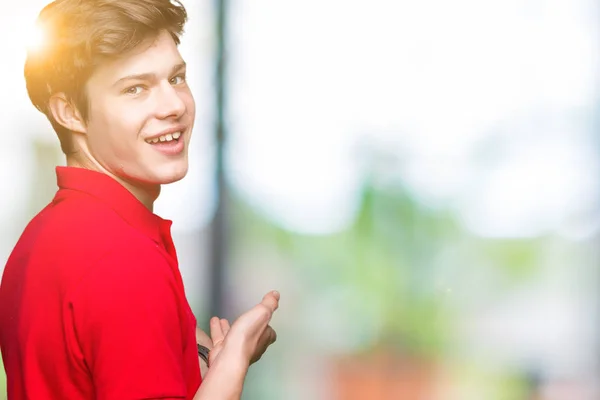 Jonge Knappe Man Met Rode Shirt Geïsoleerde Achtergrond Uitnodigen Glimlachen — Stockfoto