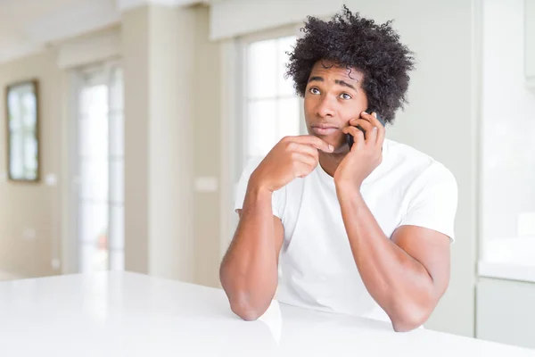 Africká Americká Obchodní Muž Mluvit Telefonu Vážnou Tváří Myšlení Otázku — Stock fotografie