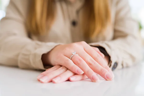 Primer Plano Del Dedo Mujer Mostrando Anillo Compromiso Con Las — Foto de Stock