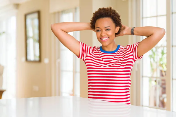 Jovem Mulher Afro Americana Bonita Casa Relaxando Esticando Com Braços — Fotografia de Stock