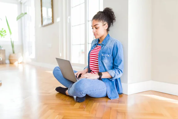 Mujer Afroamericana Joven Sentada Suelo Usando Computadora Portátil Con Una — Foto de Stock