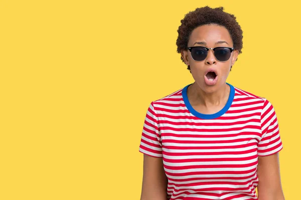 Hermosa Mujer Afroamericana Joven Con Gafas Sol Sobre Fondo Aislado —  Fotos de Stock