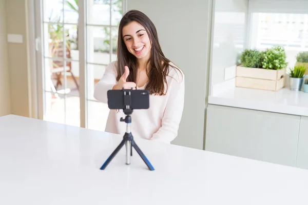 Mooie Jonge Vrouw Opnemen Selfie Video Met Smartphone Webcam Doet — Stockfoto
