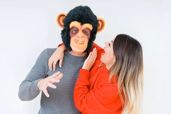 Engraçado jovem casal, namorado vestindo máscara de macaco, louco e idi — Fotografia de Stock