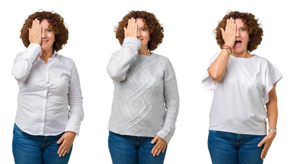 中年高级商务女性穿着白色T恤 在白色孤立背景上遮住一只眼睛 脸上带着自信的微笑和惊讶的情绪 — 图库照片