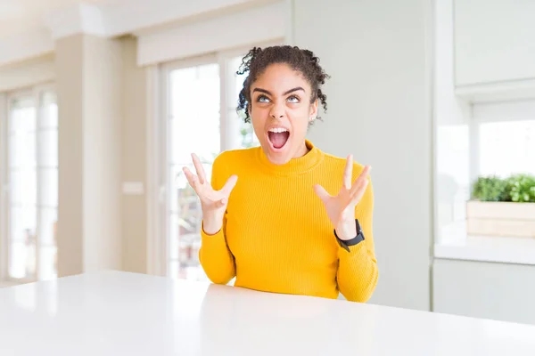 Hermosa Mujer Afroamericana Con Cabello Afro Vistiendo Suéter Amarillo Casual —  Fotos de Stock