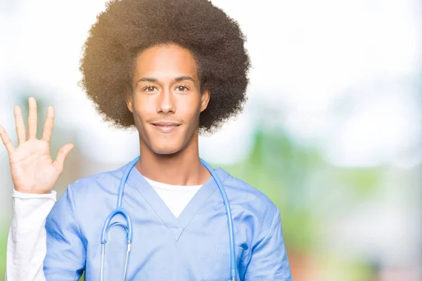 Jovem Médico Afro Americano Homem Com Cabelo Afro Mostrando Apontando — Fotografia de Stock