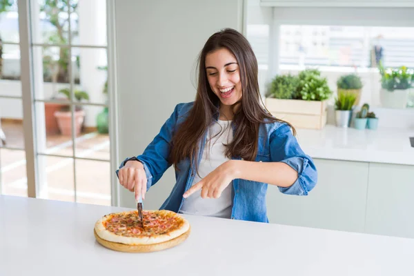 Piękna Młoda Kobieta Cięcie Smaczny Kawałek Pizzy Pomocą Noża Bardzo — Zdjęcie stockowe