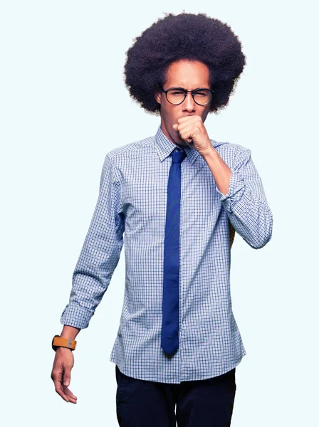 Hasta ve soğuk veya bronşit için semptom olarak öksürük duygu gözlüklü afro saçlı genç Afro-Amerikalı iş adamı. Sağlık kavramı.