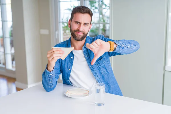 Knappe Man Eten Gezonde Sandwich Met Boos Gezicht Negatieve Teken — Stockfoto