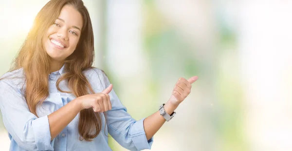 Junge Schöne Brünette Geschäftsfrau Über Isoliertem Hintergrund Zeigt Nach Hinten — Stockfoto