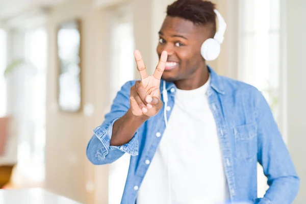 Hombre Afroamericano Con Auriculares Escuchando Música Sonriendo Con Cara Feliz — Foto de Stock