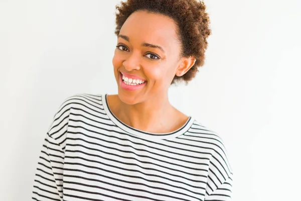 Όμορφη νεαρή αφρικανική αμερικανική γυναίκα χαμογελώντας αυτοπεποίθηση για να το — Φωτογραφία Αρχείου