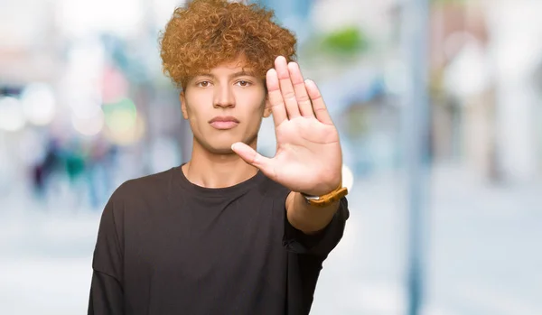 Giovane Bell Uomo Con Capelli Afro Indossa Shirt Nera Facendo — Foto Stock