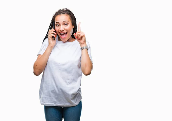 Jovem Trançado Cabelo Afro Americano Menina Mostrando Chamada Usando Smartphone — Fotografia de Stock