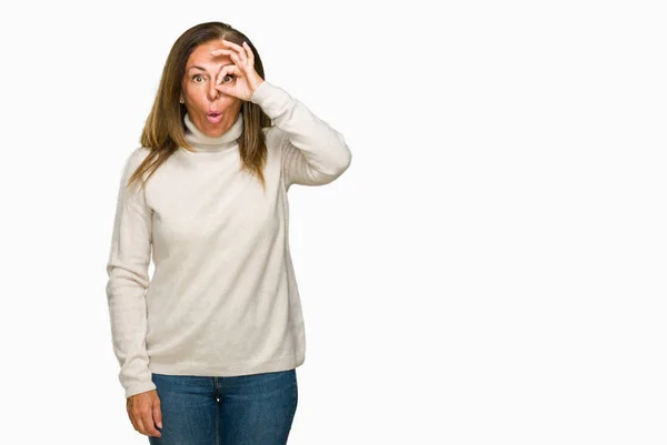 Schöne Erwachsene Frau Mittleren Alters Die Winterpullover Über Isoliertem Hintergrund — Stockfoto