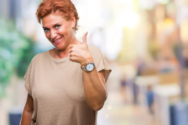 Atrractive Üst Düzey Beyaz Kızıl Saçlı Kadın Hareketi Ile Mutlu — Stok fotoğraf