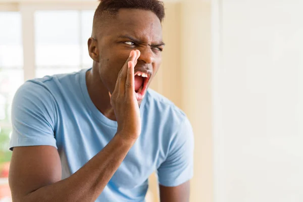Afro-Amerikaanse man schreeuwte met woede, schreeuwende opgewonden met ha — Stockfoto