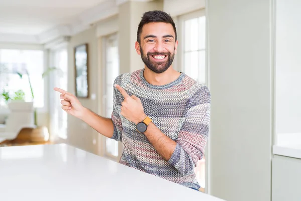 Hombre Hispano Guapo Vistiendo Suéter Casual Casa Sonriendo Mirando Cámara — Foto de Stock