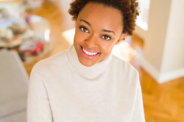 Mooie jonge Afro-Amerikaanse vrouw die lacht vertrouwen om de — Stockfoto