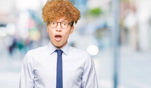 Joven Hombre Negocios Guapo Con Gafas Afro Con Miedo Sorprendido —  Fotos de Stock