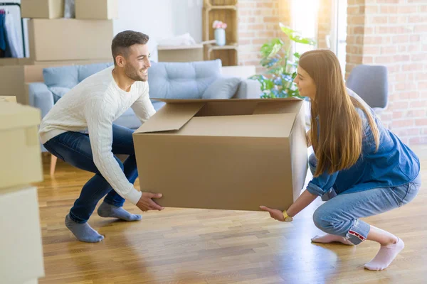 Schönes Junges Paar Zieht Ein Neues Zuhause Und Hält Großen — Stockfoto