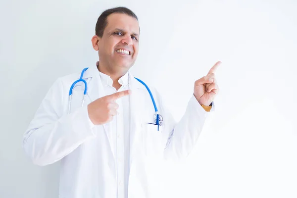 Medico Uomo Mezza Età Che Indossa Stetoscopio Cappotto Medico Sfondo — Foto Stock