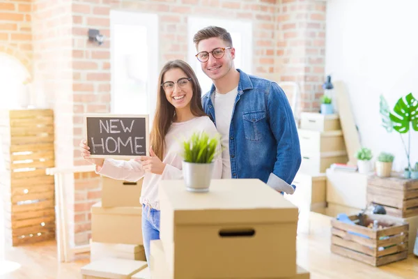 Gelukkige Man Vrouw Verhuizen Naar Nieuwe Flat — Stockfoto