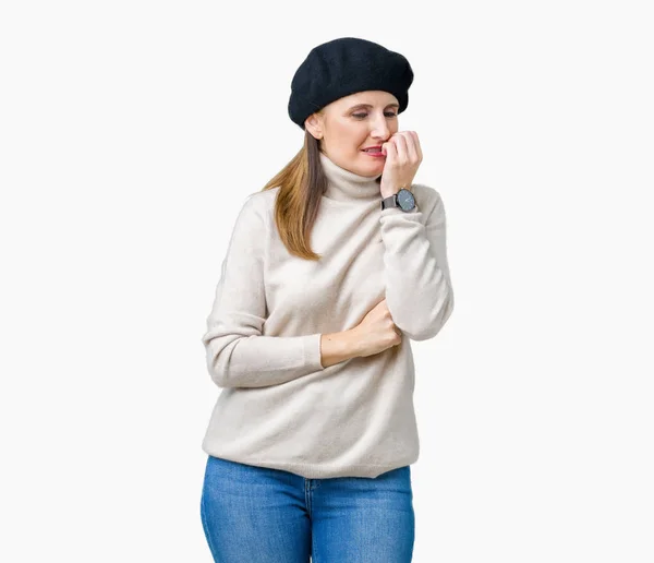 Ώριμη Γυναίκα Μέσης Ηλικίας Που Φορώντας Χειμώνα Πουλόβερ Και Μπερέ — Φωτογραφία Αρχείου