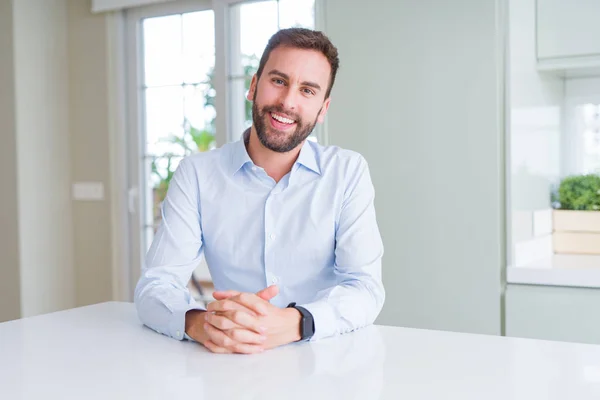 Schöner Geschäftsmann Der Positiv Die Kamera Lächelt — Stockfoto