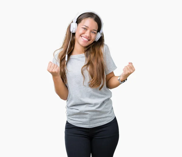 Joven Hermosa Mujer Con Auriculares Escuchando Música Sobre Fondo Aislado —  Fotos de Stock