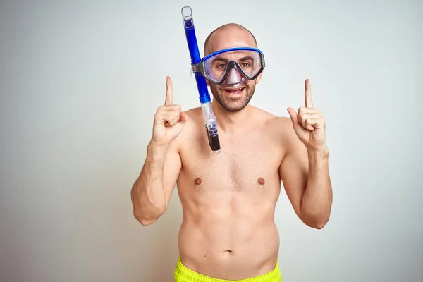 Joven Con Gafas Buceo Equipo Sobre Fondo Aislado Asombrado Sorprendido — Foto de Stock