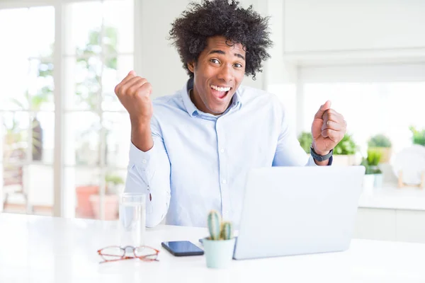 African American Business Man Arbetar Med Laptop Skrikande Stolt Och — Stockfoto