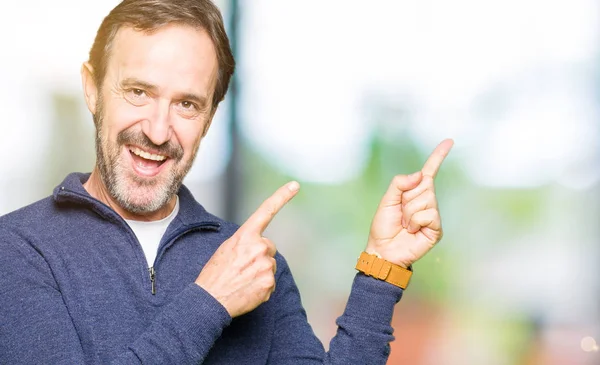 Homem Bonito Meia Idade Vestindo Uma Camisola Sorrindo Olhando Para — Fotografia de Stock