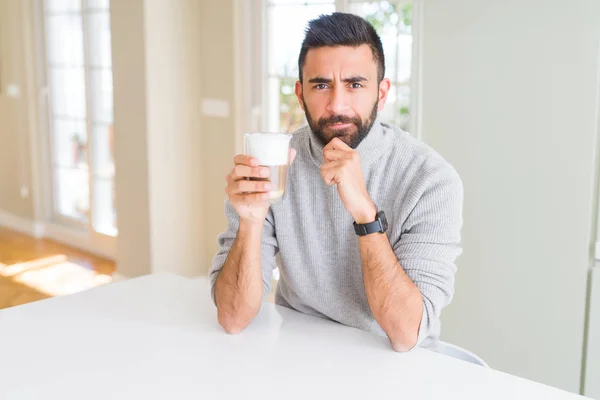 Hombre Hispano Guapo Bebiendo Una Taza Café Cara Seria Pensando — Foto de Stock