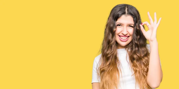 Jovem Mulher Bonita Vestindo Casual Shirt Branca Sorrindo Positivo Fazendo — Fotografia de Stock