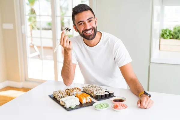 Hombre guapo sonriendo feliz disfrutando comiendo fresco colorido asiático — Foto de Stock
