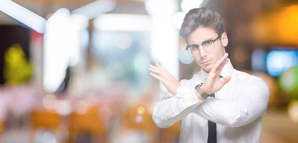 Ung Affärsman Som Bär Glasögon Över Isolerade Bakgrund Avvisande Uttryck — Stockfoto