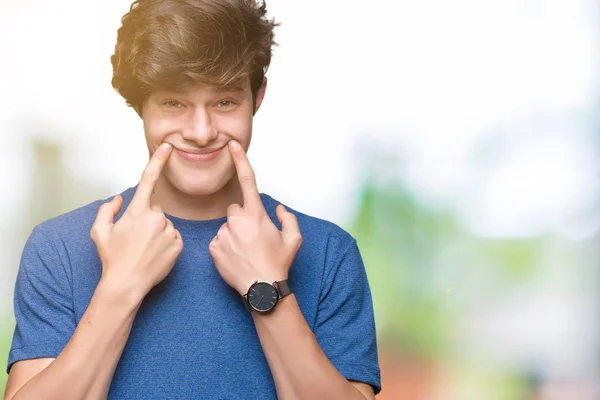 Joven Hombre Guapo Vistiendo Camiseta Azul Sobre Fondo Aislado Sonriendo — Foto de Stock