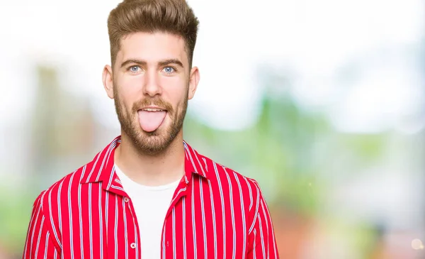 Jeune Bel Homme Portant Une Chemise Rouge Collant Langue Heureuse — Photo