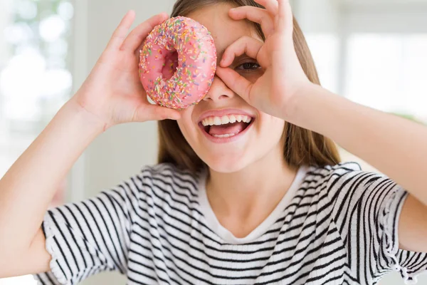 Hermosa Niña Comiendo Donut Rosa Dulce Con Cara Feliz Sonriendo —  Fotos de Stock