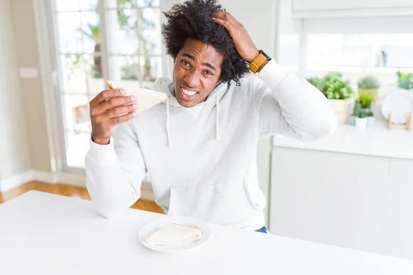 Hombre Afroamericano Comiendo Sándwich Hecho Mano Casa Estresado Con Mano — Foto de Stock