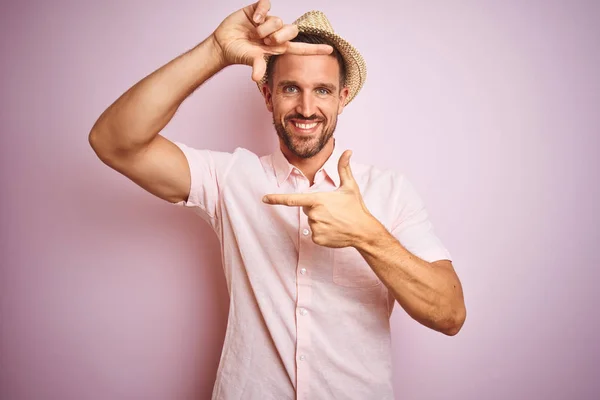 Bello Uomo Che Indossa Cappello Camicia Estiva Sfondo Rosa Isolato — Foto Stock