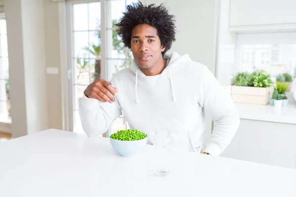 Afričan Americký Muž Který Doma Jedl Čerstvý Zelený Hrášek Sebevědomým — Stock fotografie