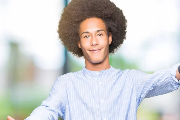 Unga Afroamerikanska Man Med Afro Hår Tittar Kameran Leende Med — Stockfoto