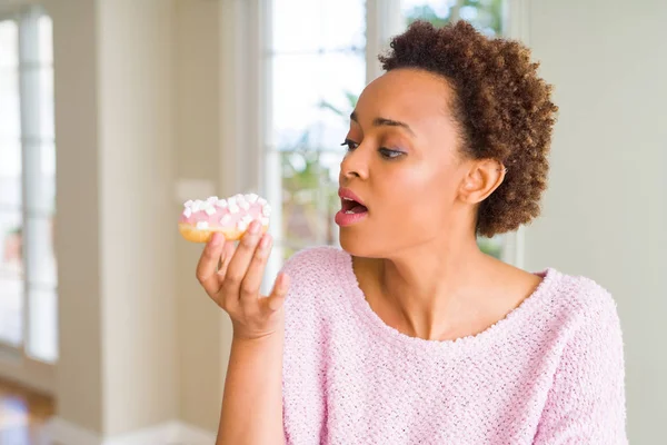 Joven Mujer Afroamericana Comiendo Rosado Azúcar Malvaviscos Donut Con Una —  Fotos de Stock