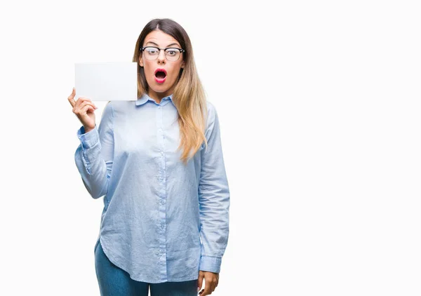 Jovem Mulher Negócios Bonita Segurando Cartão Branco Sobre Fundo Isolado — Fotografia de Stock