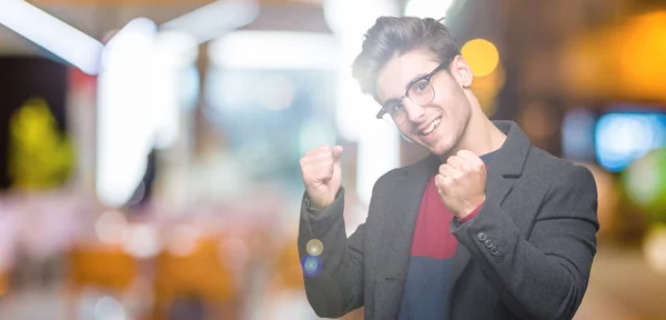 Ung Snygg Elegant Man Glasögon Över Isolerade Bakgrund Mycket Glad — Stockfoto