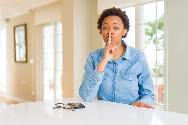 Jonge Mooie Afro Amerikaanse Vrouw Vraagt Stil Zijn Met Vinger — Stockfoto